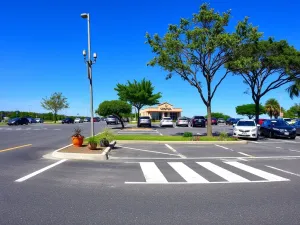 Kto ma pierwszeństwo na parkingu: pieszy czy samochód?